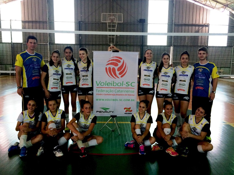 Técnico da seleção brasileira acompanha competição com participação da AJOV