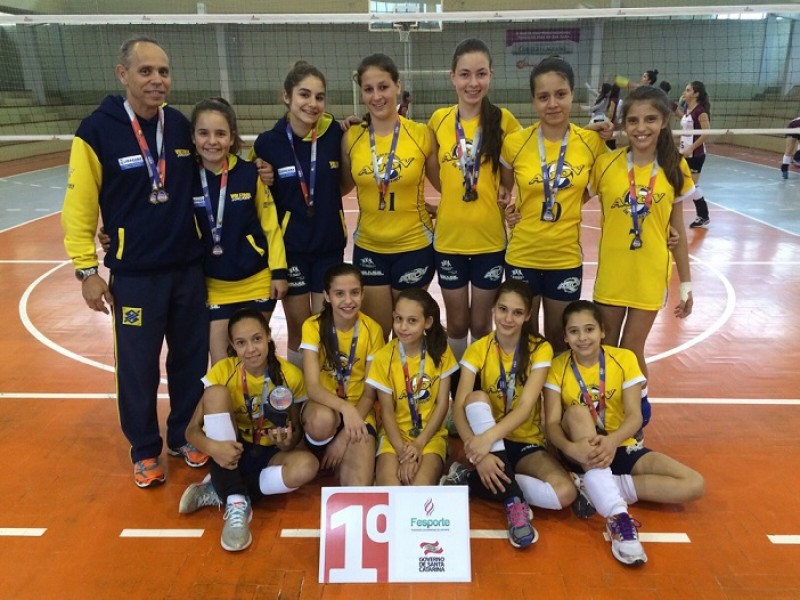 Equipe iniciantes da AJOV é campeã da 2ª Etapa da Liga Serrana de Voleibol Feminino