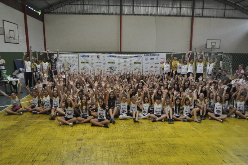 AJOV entrega uniformes para cerca de 130 alunos de núcleos da modalidade em Joaçaba