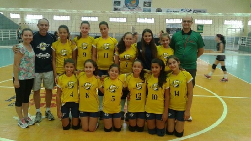 Categoria iniciantes da AJOV conquista o 3º lugar na 1ª Etapa da Liga Oeste de Voleibol