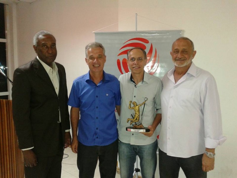 Técnico da AJOV Recebe Troféu Técnico Destaque pela Federação Catarinense de Volei