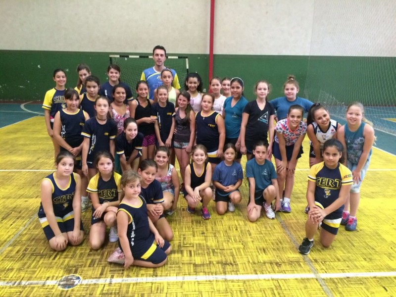 Núcleos de voleibol da AJOV reúnem mais de 300 alunos em 2016