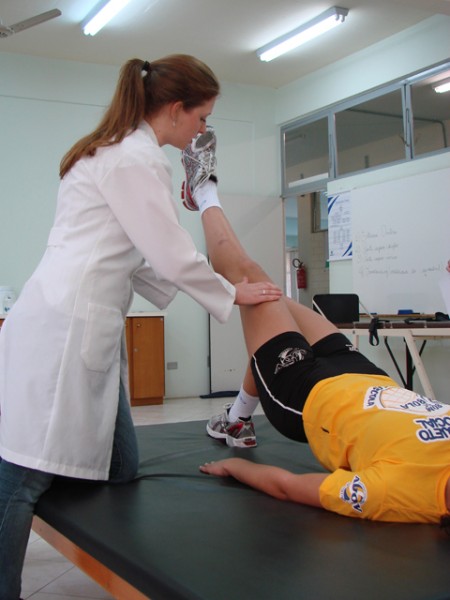 Atletas da AJOV realizam avaliação fisioterápica