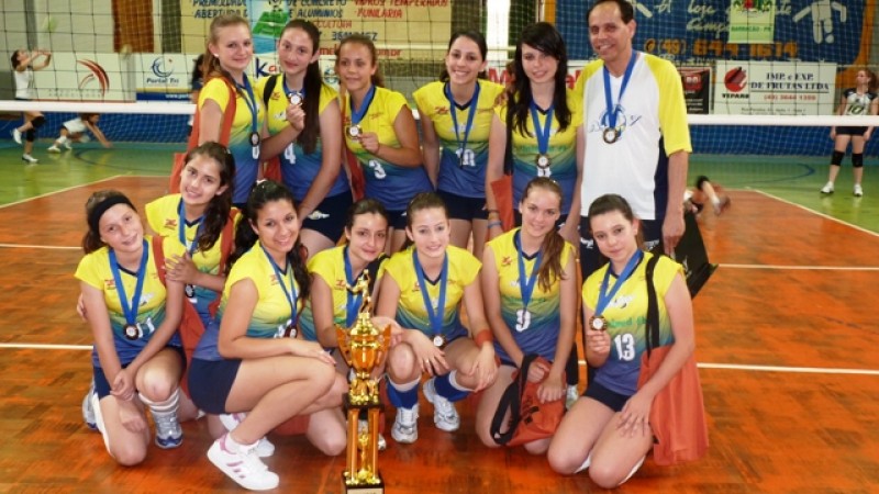 Equipe pré-mirim da Ajov fica em terceiro lugar na Copa Lunegil de Voleibol Feminino